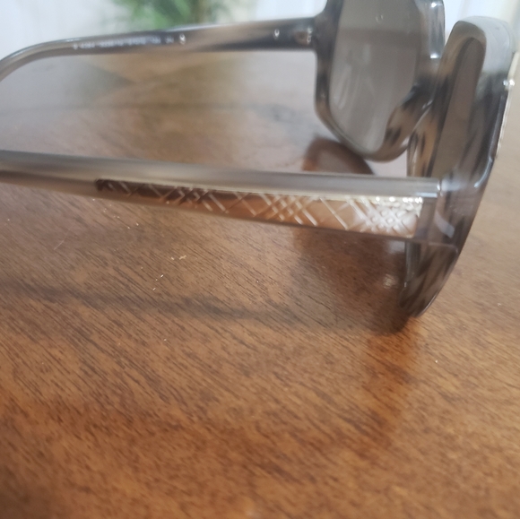 Burberry Sunglasses - Picture 6 of 6